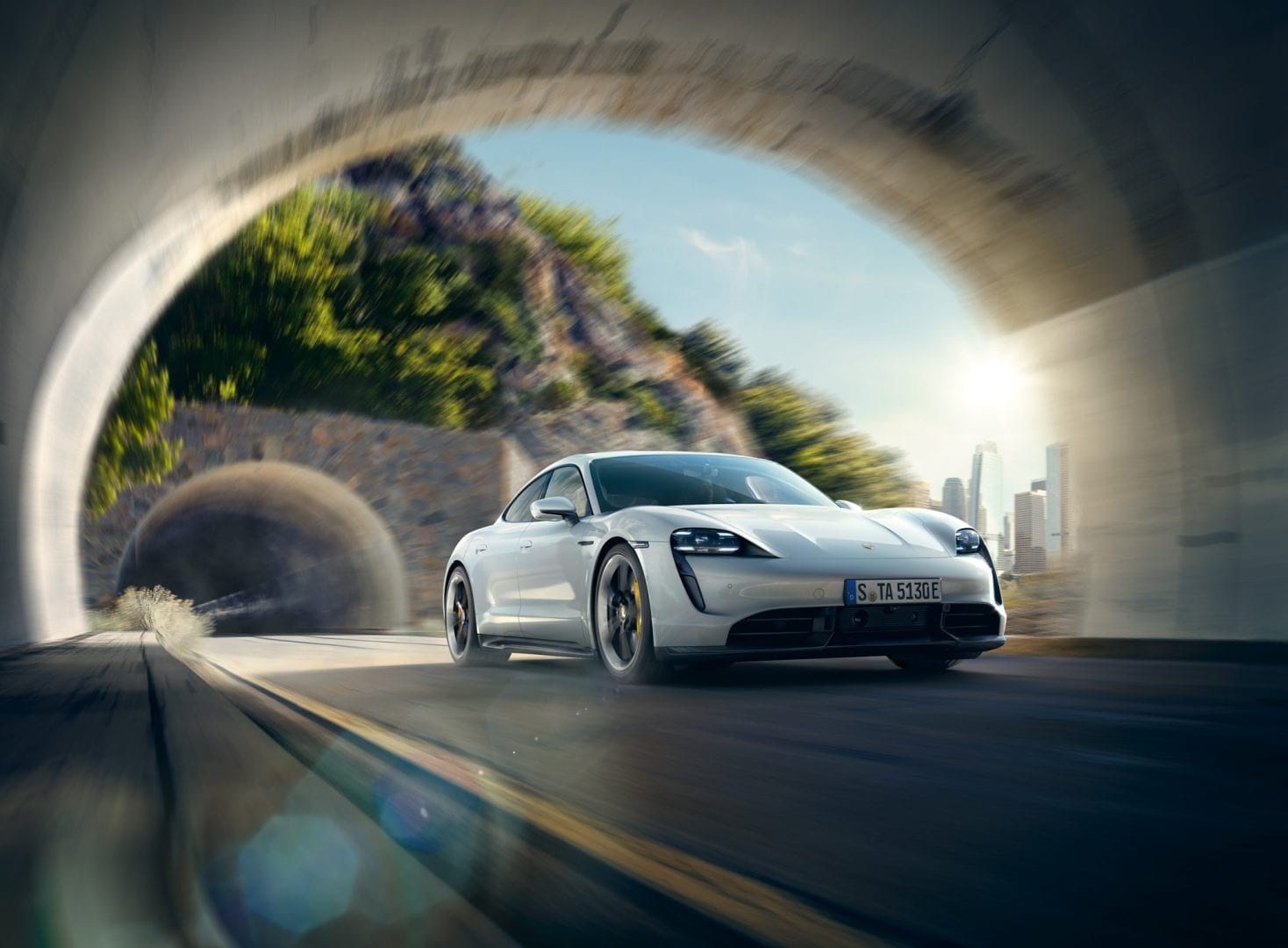 Valkoinen Taycan Turbo S tunnelissa.
