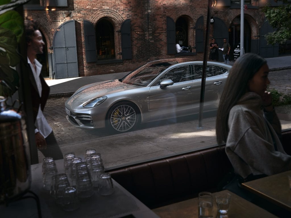 Porsche Panamera ikkunan läpi.