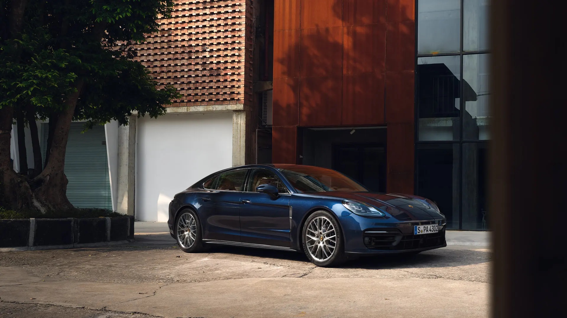 Sininen Porsche Panamera