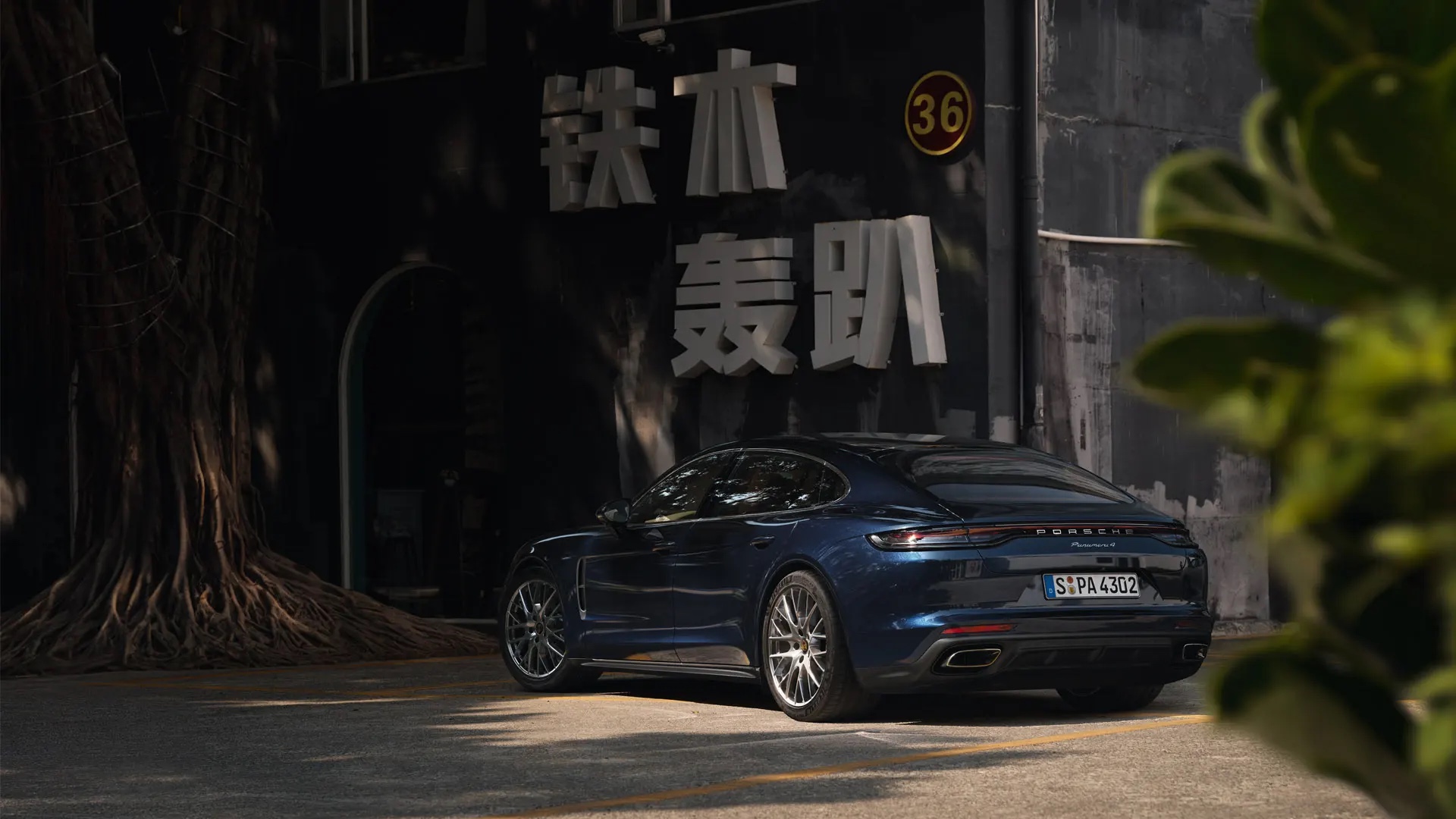 Porsche Panamera pysäköitynä.
