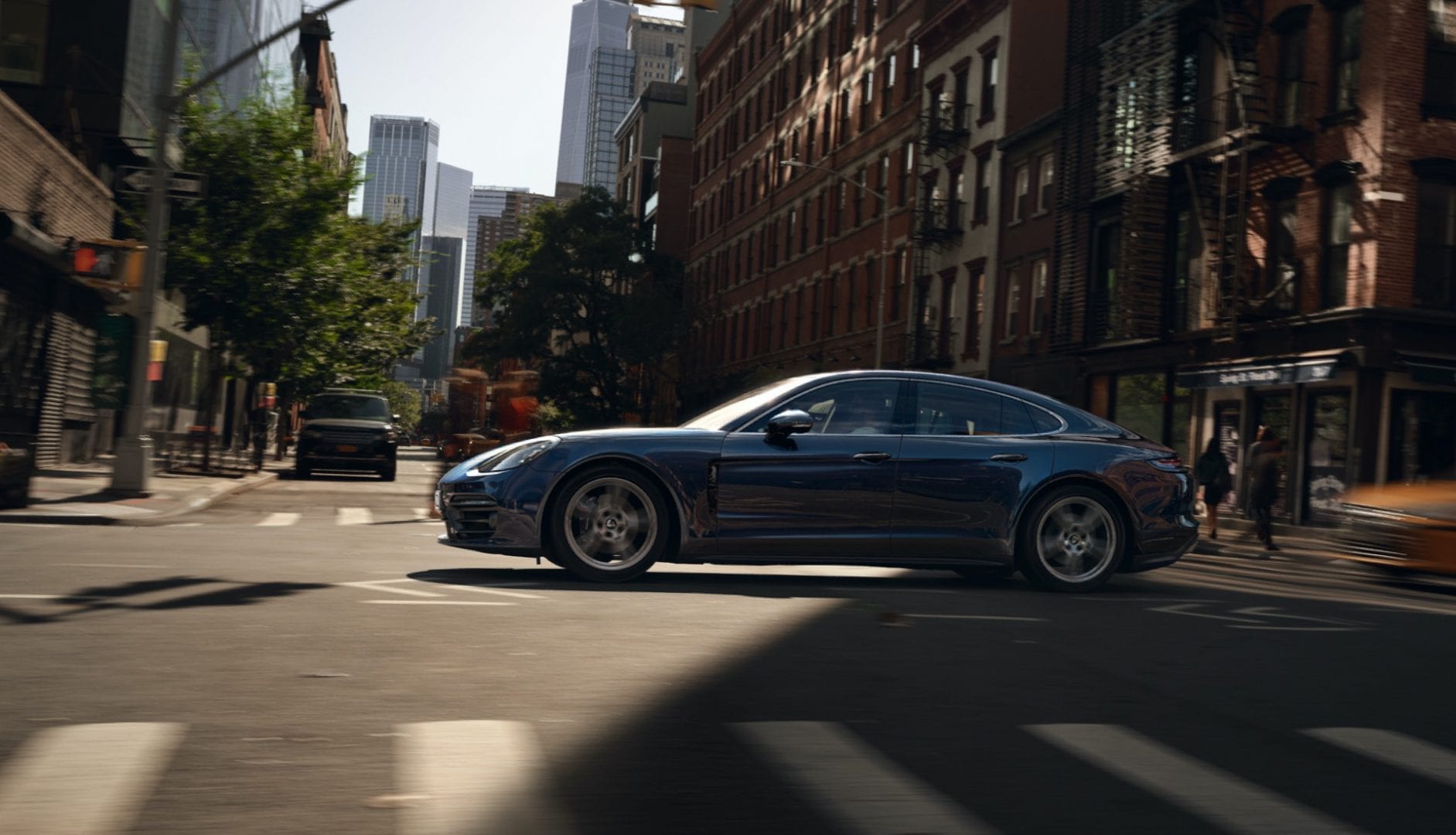 Porsche Panamera ylittää risteystä kaupungissa.