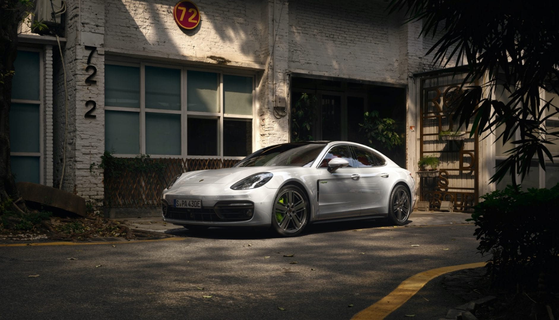 Porsche Panamera pysäköity rakennuksen eteen.