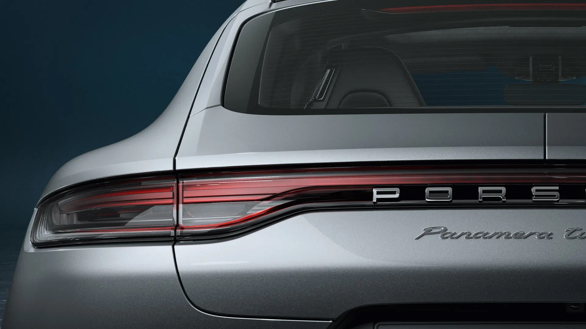 Porsche Panamera takaapäin.