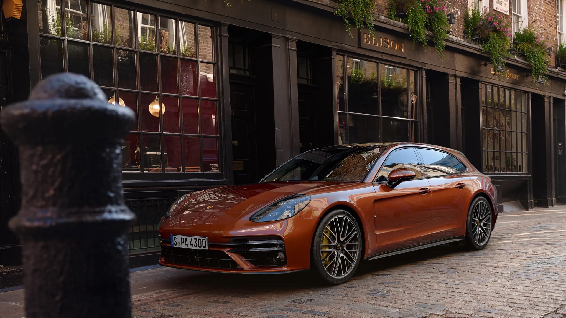 Porsche Panamera pysäköity kapealle kadulle kaupungissa.