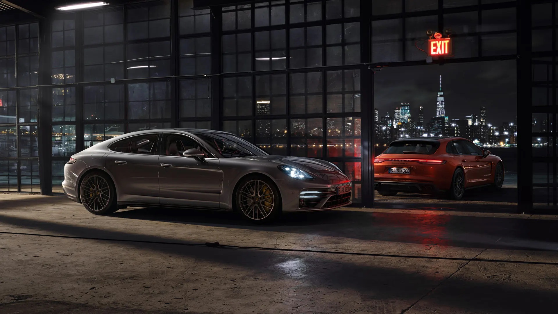 Porsche Panamera öisen kaupunkimaiseman edessä.