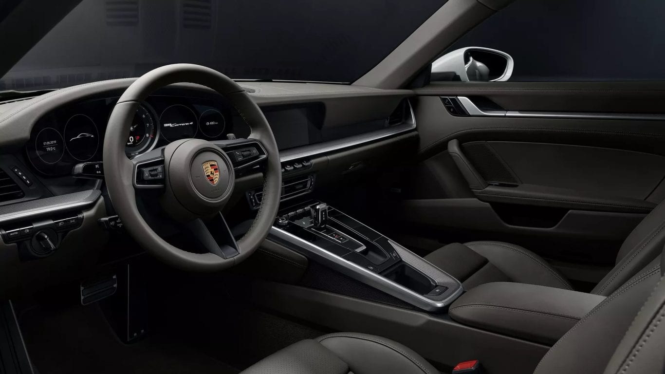 Valkoinen Porsche 911 Carrera Coupe mustalla sisätilla.