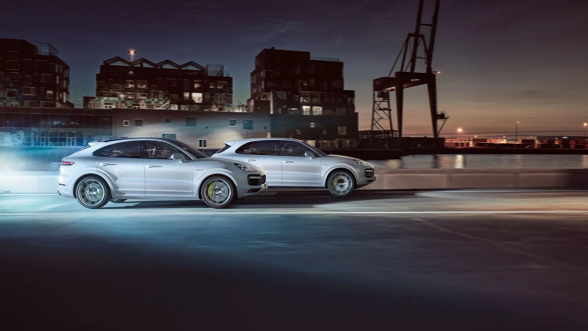 Kaksi Porsche Cayennea ajavat kilpaa.