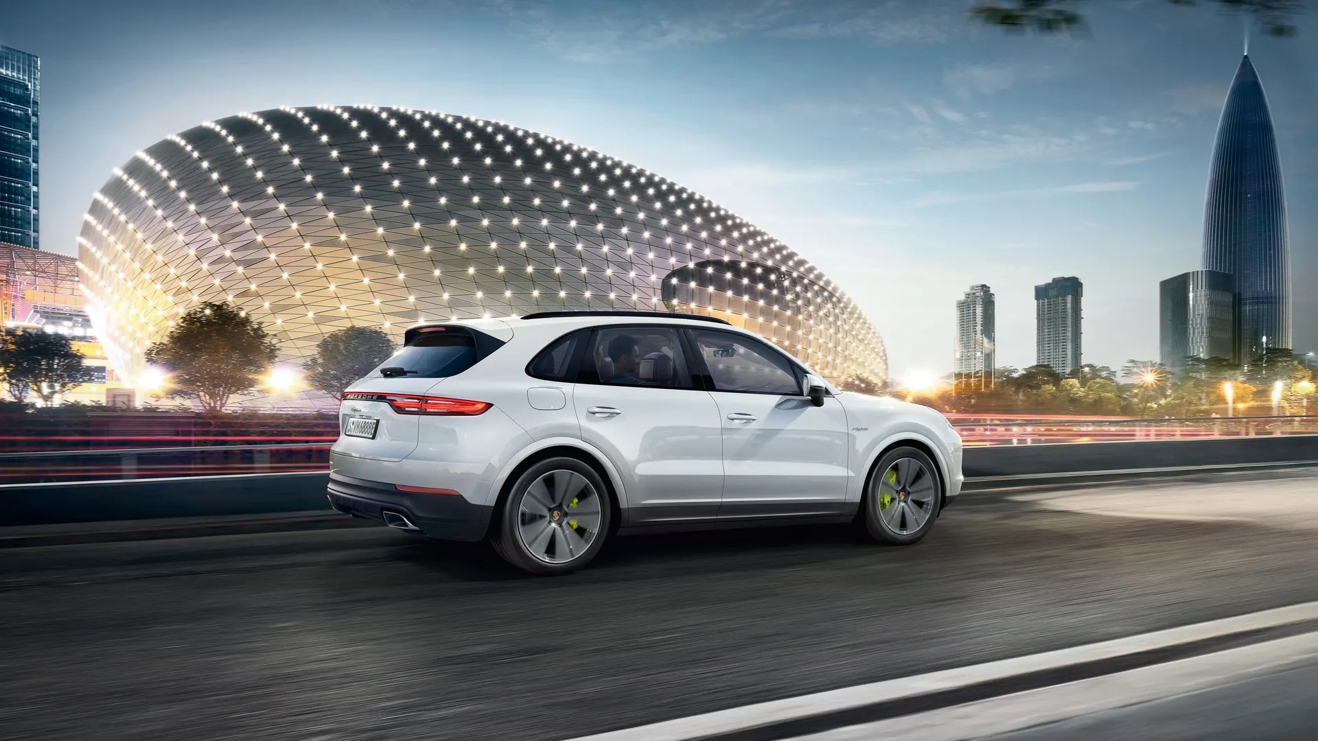 Porsche Cayenne modernissa kaupunkiympäristössä.