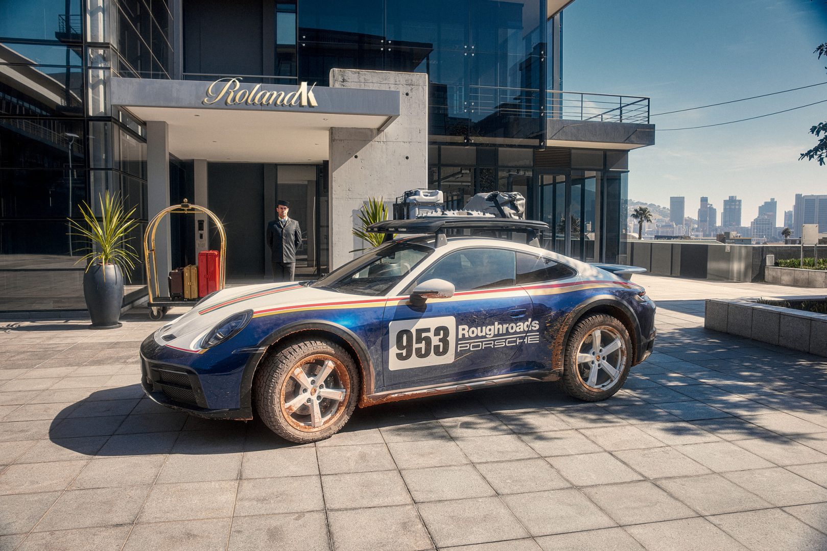 Porsche 911 Dakar kaupunki maisemalla