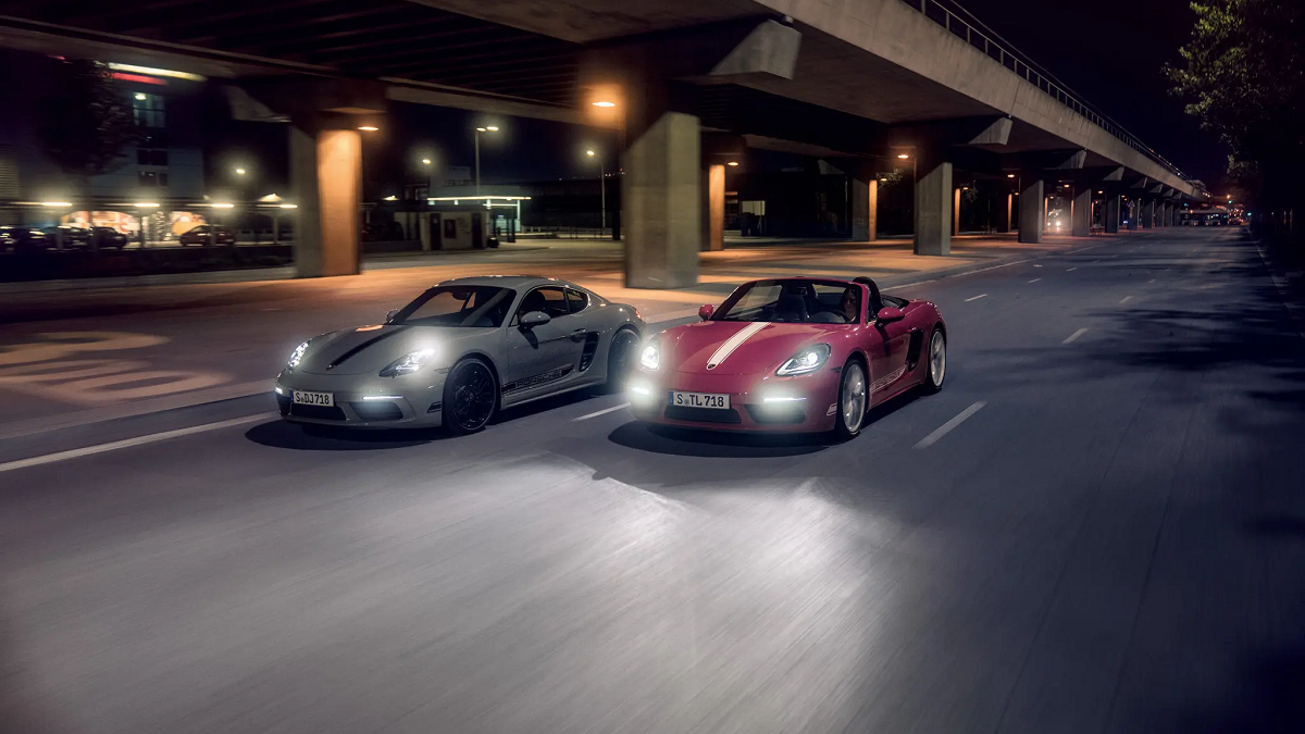 Kaksi Porsche 911 ajamassa yhdessä yöllä.