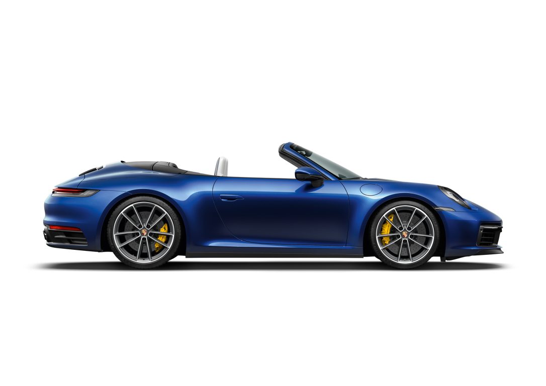 Sininen Porsche 911 Carrera Cabriolet avoauton sivuprofiili.