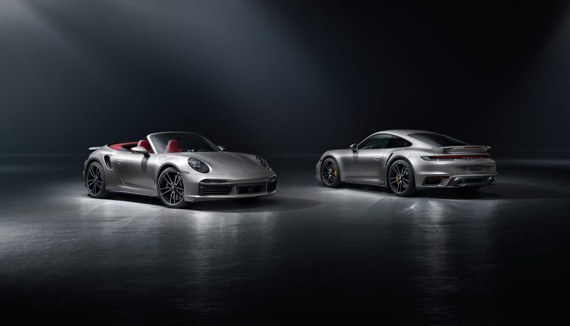 Kaksi harmaata Porsche 911 turboa tyylikkäillä 20″/21″ 911-vanteilla, sekä kolmiulotteiset LED-takavalot.