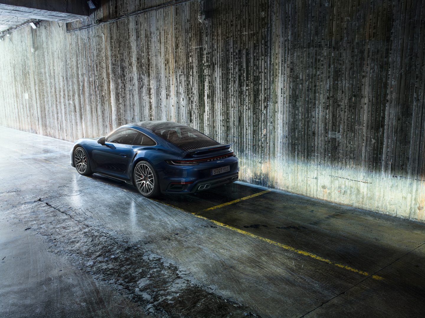Parkkeerattu tummansininen Porsche 911 Turbo.