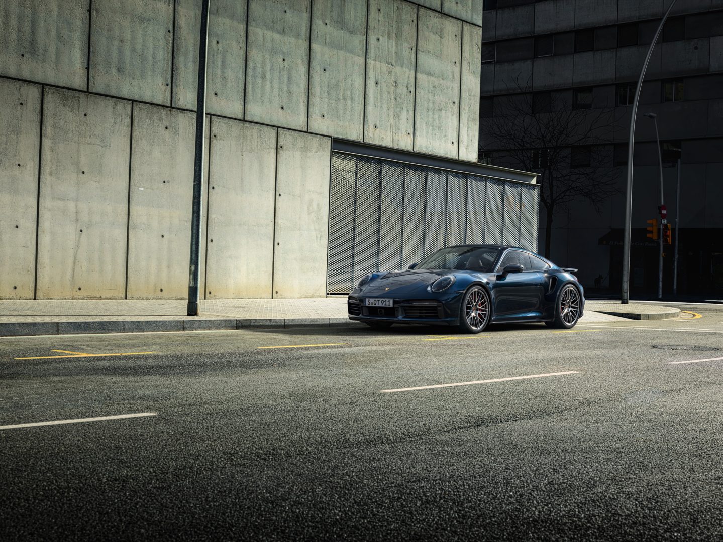 Porsche 911 Turbo kaupungissa pysäköitynä tielle.