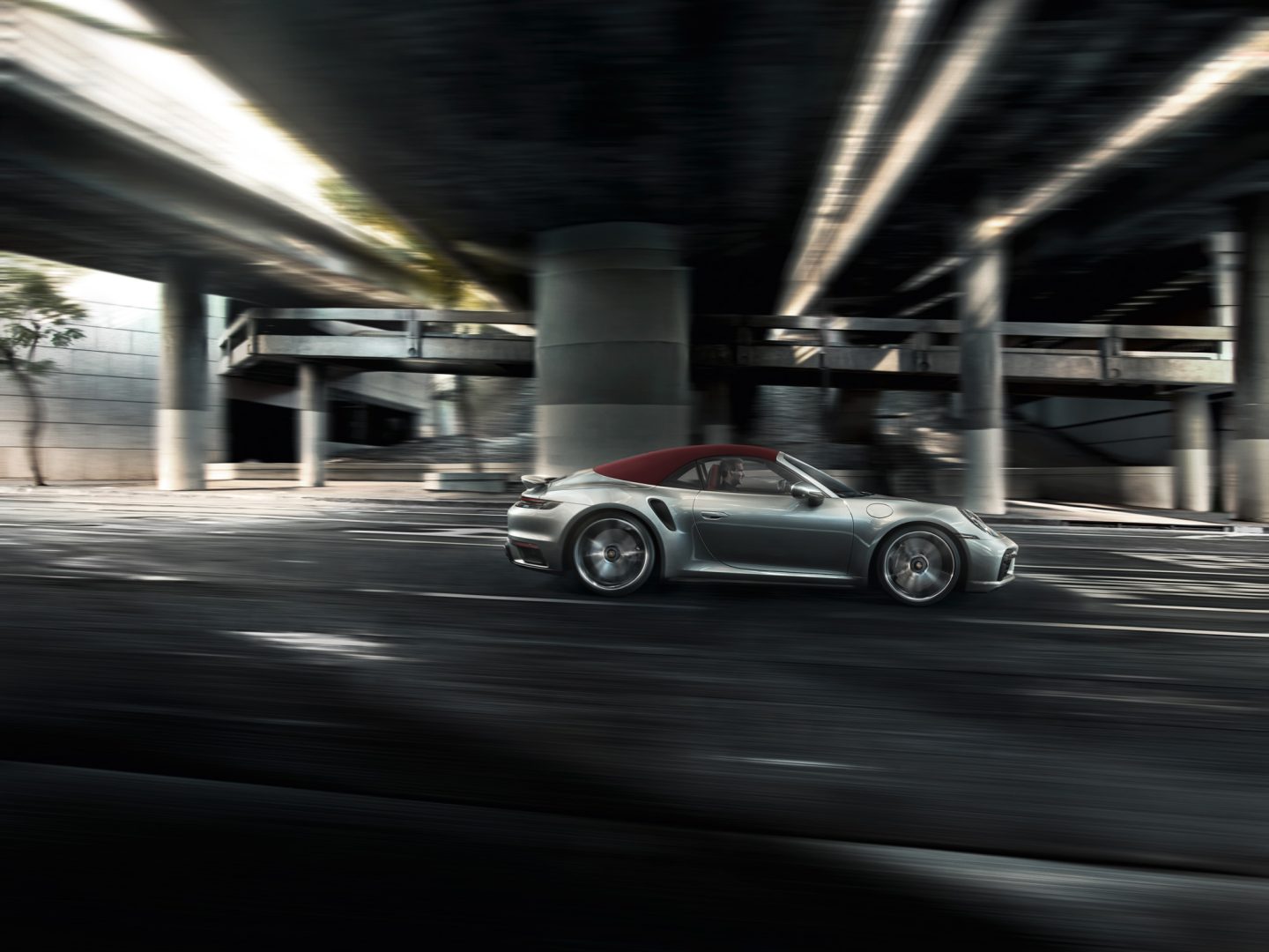 Porsche 911 Turbo ajamassa sillanalla punainen kangas katto päällä.