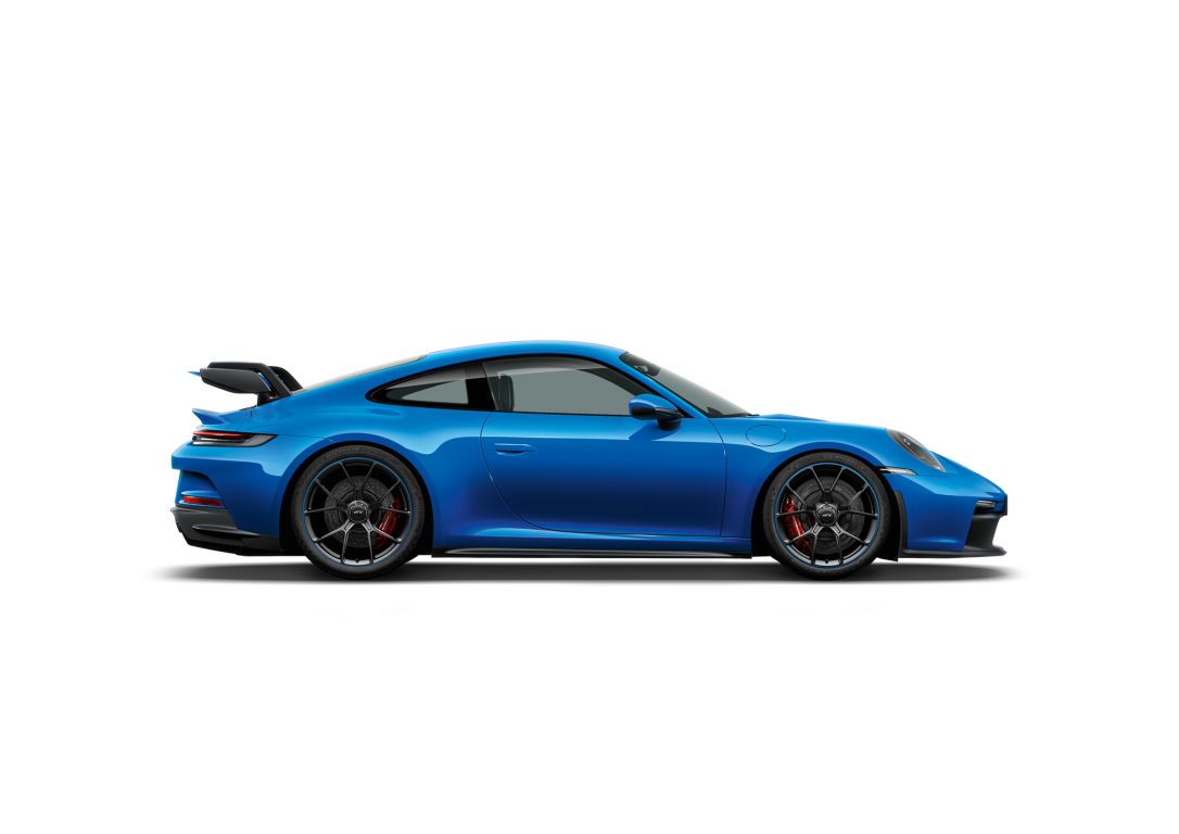 Sininen Porsche 911 GT3 mustilla vanteilla.