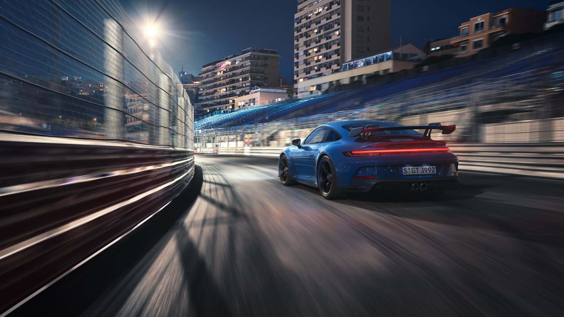 Sininen Porsche 911 GT3 ajamassa yöllä kilparadalla