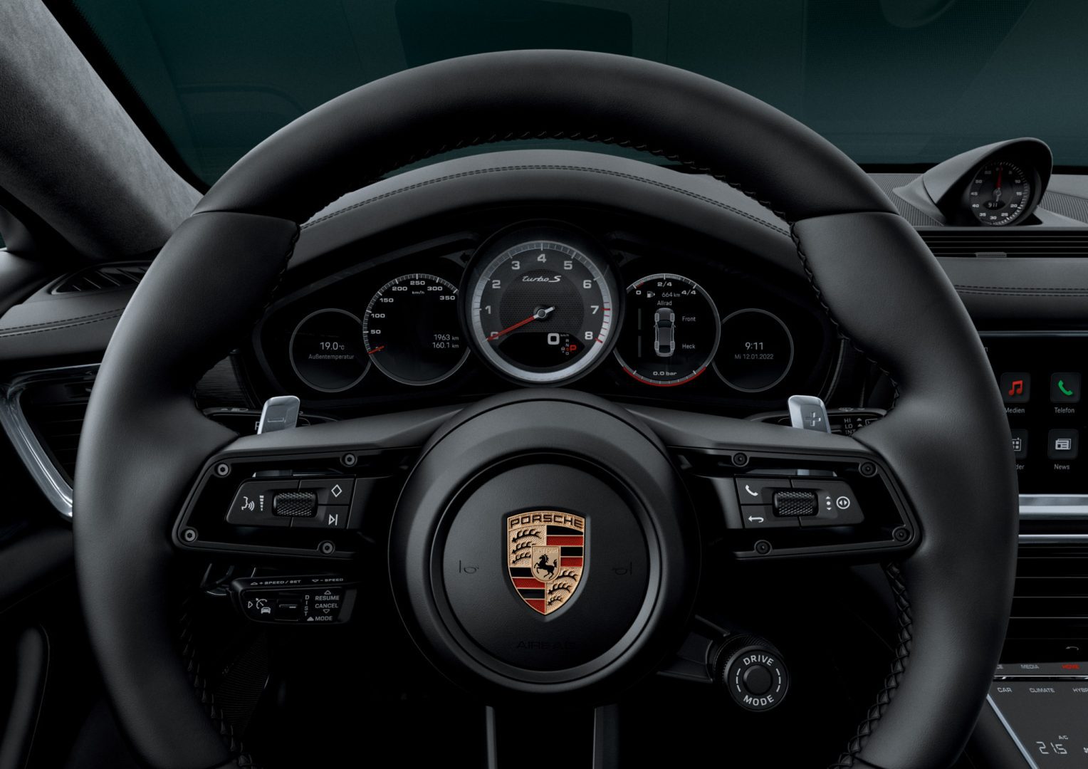 Porsche Panameran ohjaamo mittareilla, sekä ratilla.