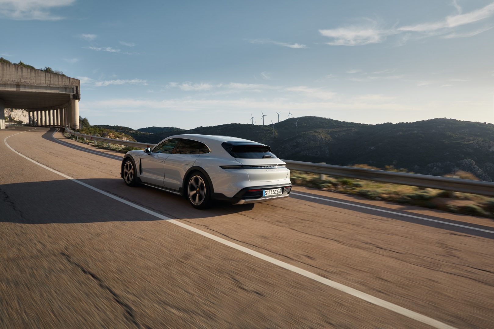 Porsche Taycan Cross Turismo ajamassa tiellä.