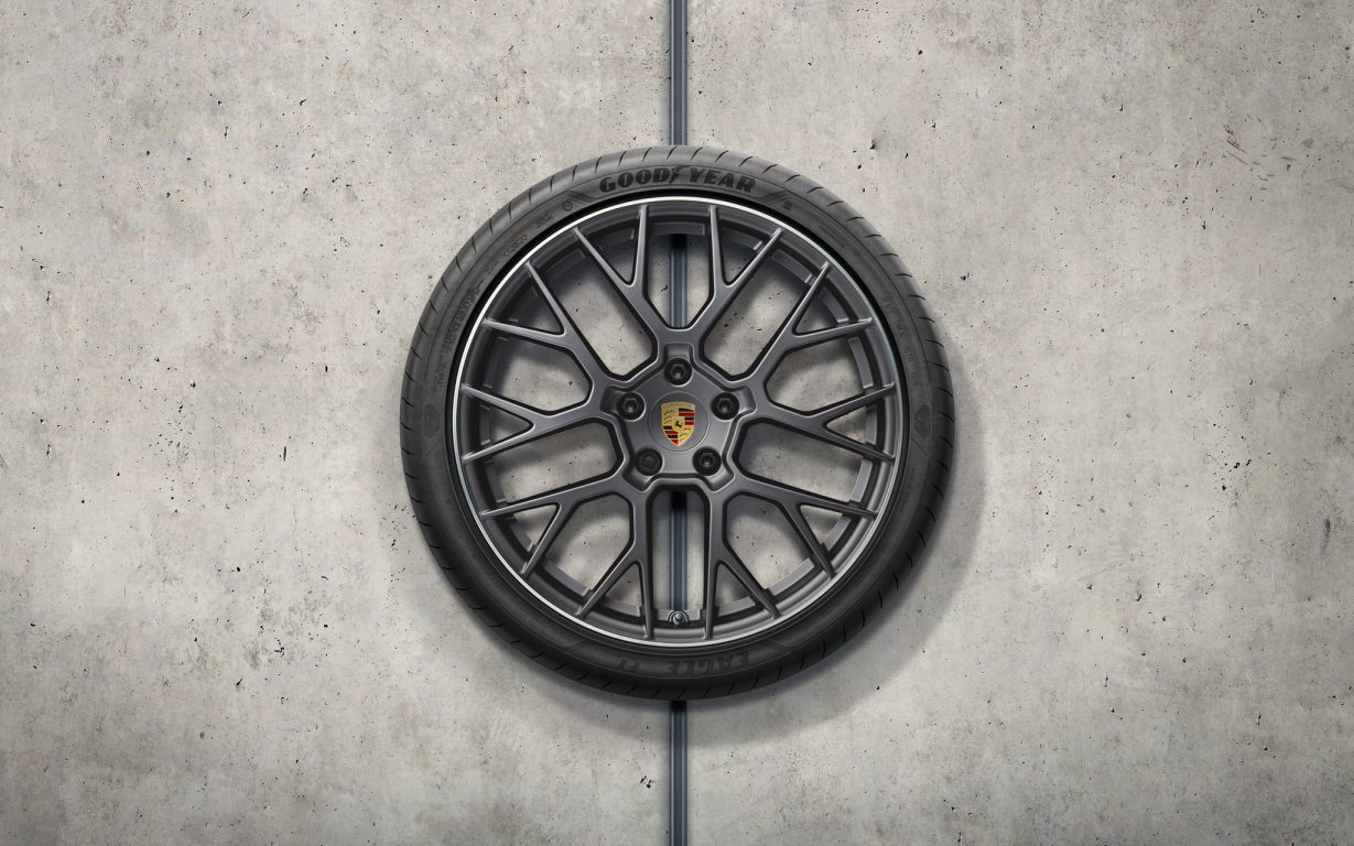 Yksittäinen Porschen 20/21 tuumainen RS Spyder Design vanne betonilattialla.