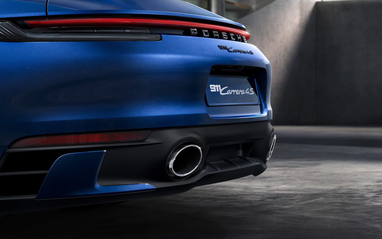 Tummansininen Porsche 911 sporttiputkisto