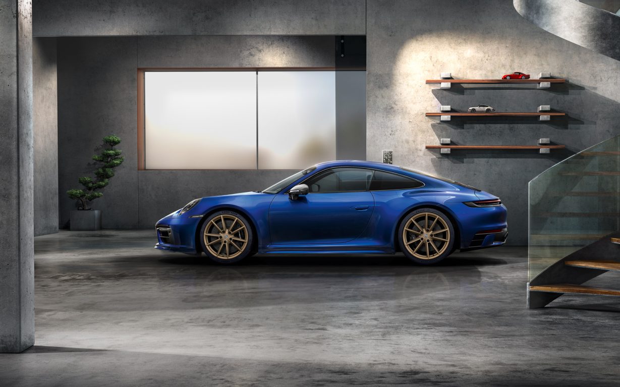 Tummansinisen Porsche 911 Carreran sivuprofiili 21 tuumaisilla vanteilla