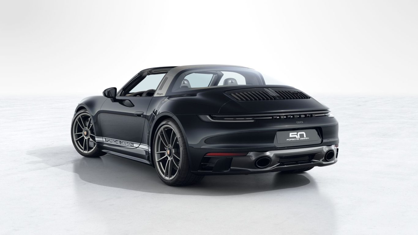 Musta Porsche 911 Targa 4 GTS “50 years edition” -erikoismalli, GT Sports -ohjauspyörällä, PTV Plussalla, sekä PASMalla. Valkoinen tausta, auto kuvattu takaprofiilista.