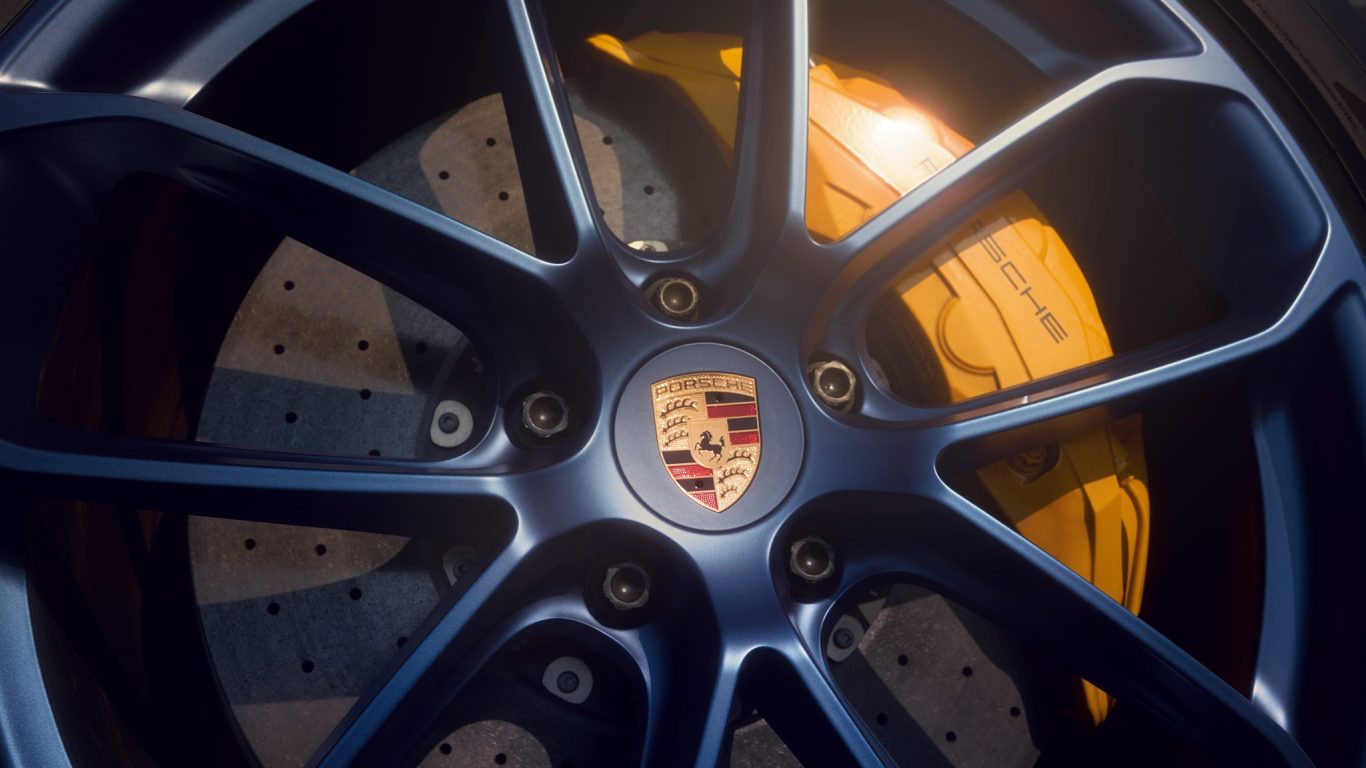 Porsche vanteet crest logolla, sekä Porschen alkuperäiset jarrulevyt