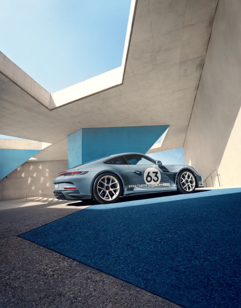 Sininen Porsche 911 S/T takaa kuvattuna.