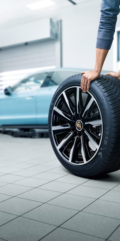 Sininen Porsche taycan renkaiden vaihdossa