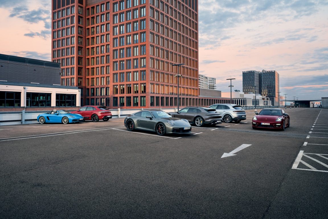 Porsche 718, 911, Taycan, Panamera, Cayenne ja Macan parkkipaikalla.
