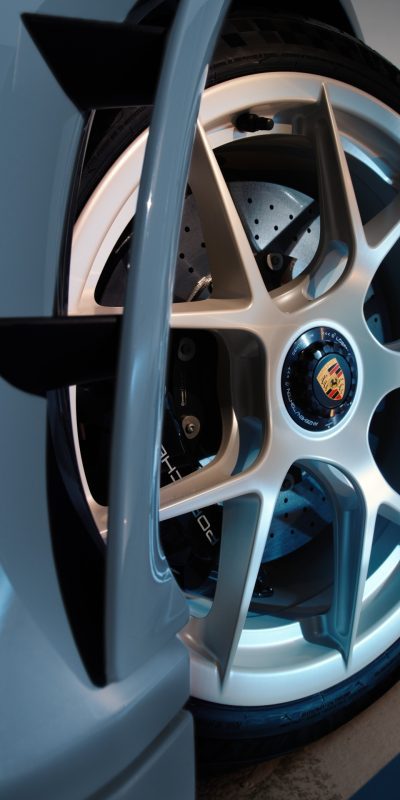 Porsche alumiinivanteet läheltä kuvattuna vaalenasinisessä Porsche-autossa.