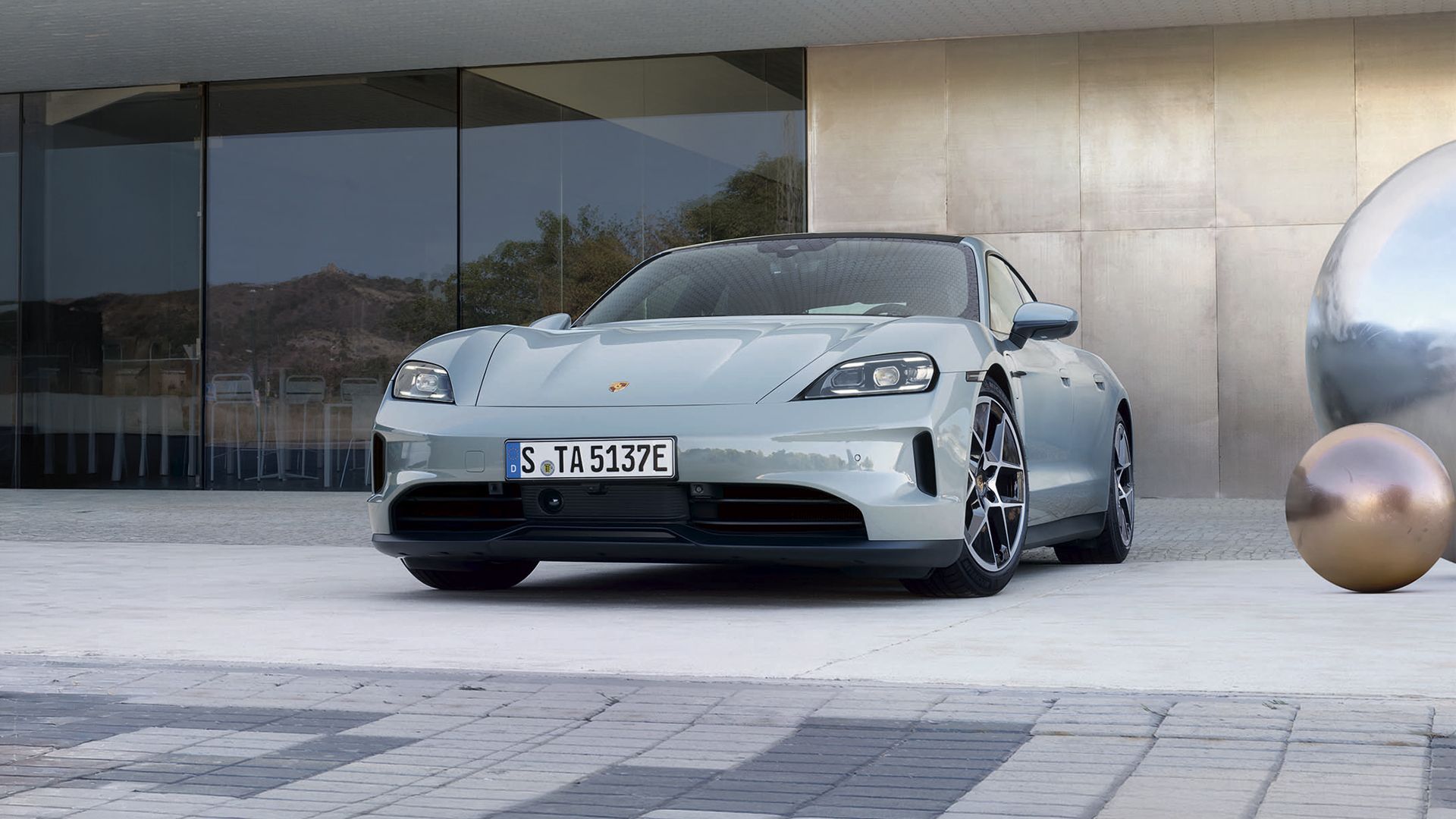 Porsche Taycan parkissa katoksen alla.